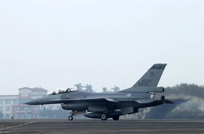 F-16V战机，下午在嘉义县东石外海失去讯号。 (图/台北市摄影记者联谊会会长提供)
