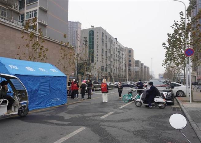 陕西西安：滞留西安人员开始有条件离市。（中新社）