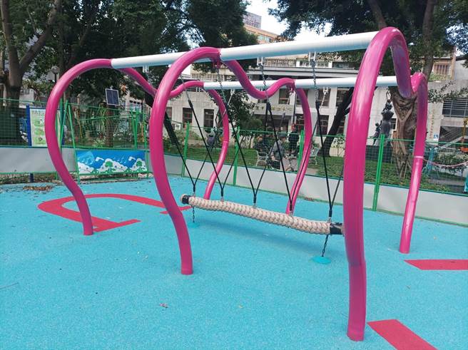 三重永盛公園大改造，粉紅色城堡遊具好吸睛（戴上容攝）