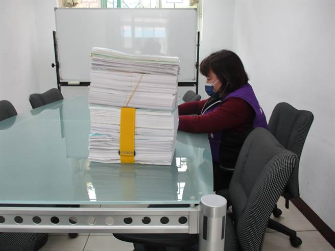 行政执行署台中分署此波执行交通等欠缴最大户，累计欠缴134万多元，移送资料就厚达50公分。（行政执行署台中分署提供／陈淑芬台中传真）