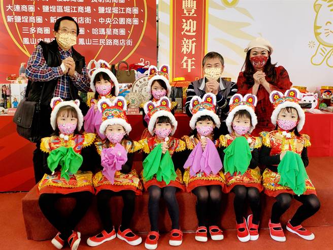 「高雄过好年」商圈衝买气，办復古趴、抽iPhone 13。（柯宗纬翻摄）