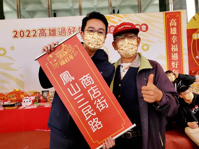 凤山三民路商圈号召喜欢导览、凤山古蹟与工艺及喜欢拍照大秀网美照的，以手机拍照、摄影边走边教学，展现歷史古城之美。（柯宗纬翻摄）