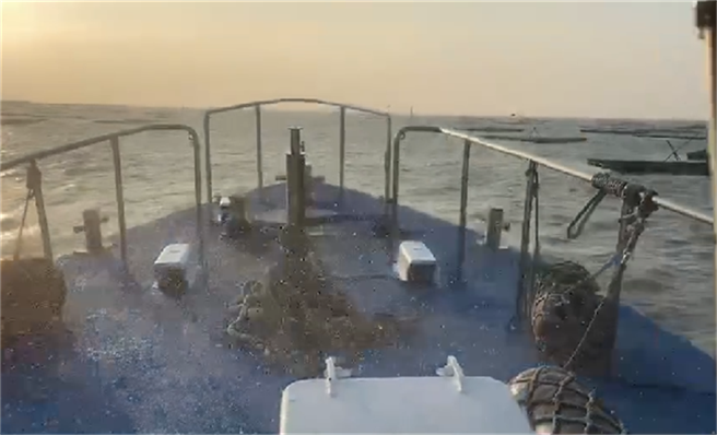 稍早搜救影片曝光，只見船隻與直升機來回在海面、上空來回搜索，岸邊也有不少民眾頻看向海面。（民眾提供）
