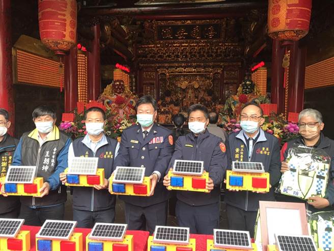 台中市丰原慈济宫11日捐赠250组太阳能爆闪灯给丰原警分局。（丰原警分局提供）