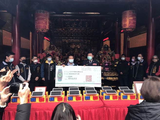 台中市丰原慈济宫11日捐赠250组太阳能爆闪灯给丰原警分局。（丰原警分局提供）
