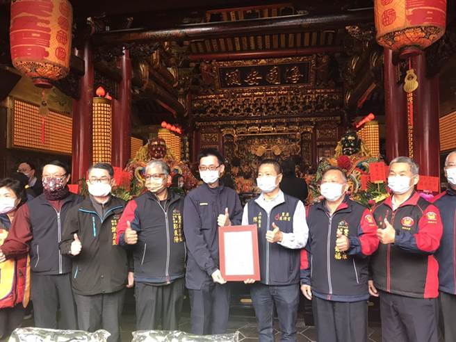 台中市丰原慈济宫11日捐赠250组太阳能爆闪灯给丰原警分局。（丰原警分局提供）