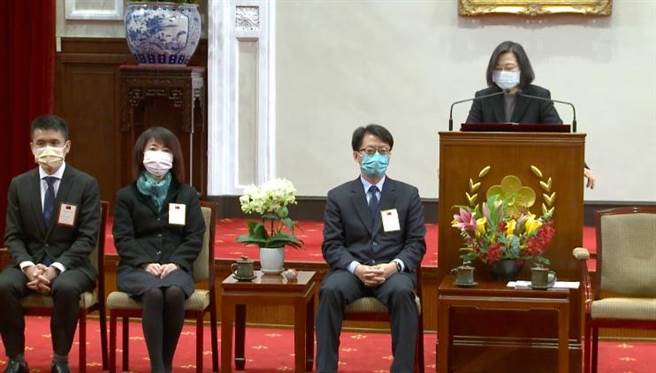 基隆市政府秘书长黄骏逸获全国模范公务人员肯定，11日上午蔡英文总统亲自接见。（翻摄照片／陈彩玲基隆传真）