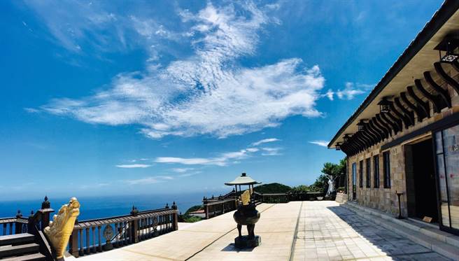 灵鹫山海天一色的美景，是虎年走春推荐景点。（灵鹫山佛教教团提供）