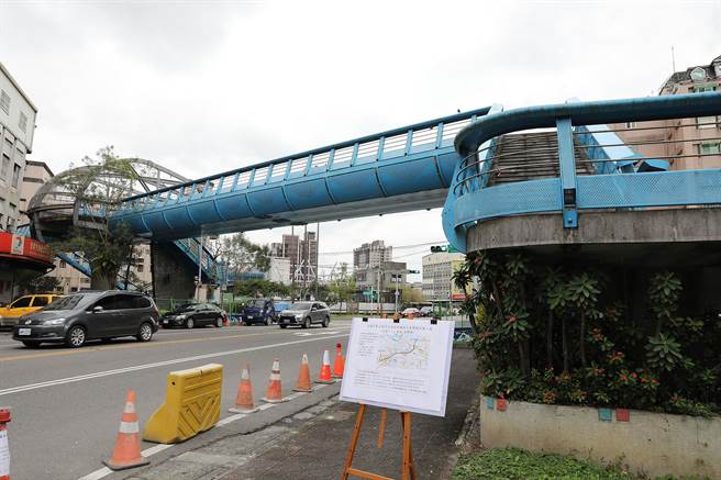 南屏国小陆桥因使用率低等因素决定拆除，宜兰市公所吁请民眾配合拆除作业交通管制改道。（宜兰市公所提供／李忠一宜兰传真）