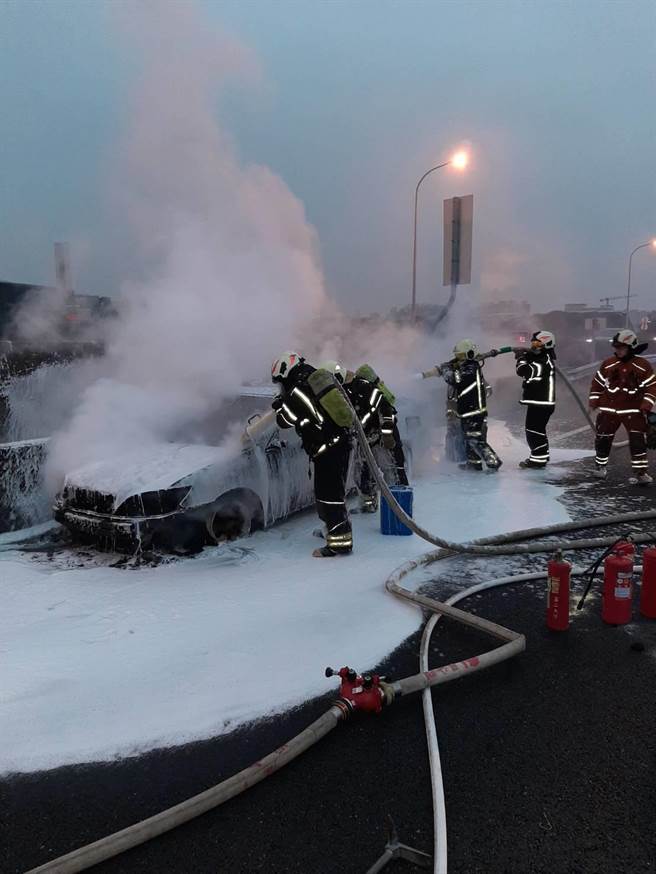 國道一號北上58公里處11日下午16時55分發生火燒車意外，1輛自小客車起火燃燒，所幸無人員傷亡。（翻攝照片）