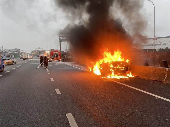 國道一號北上58公里處11日下午16時55分發生火燒車意外，1輛自小客車起火燃燒，所幸無人員傷亡。（翻攝照片）