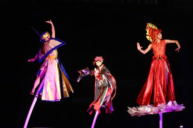 北藝中心11日舉辦試營運記者會，圖為現場表演之一，何曉玫MeimageDance的《默島新樂園》。（鄧博仁攝）