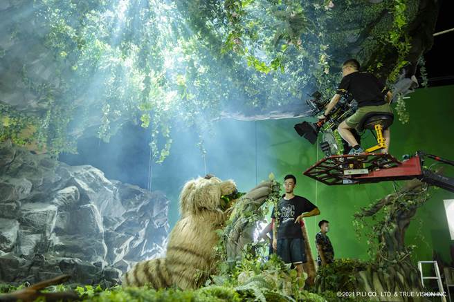 《素還真》為了容納巨獸，特別打造巨大洞窟「詭洞」。（威視提供）