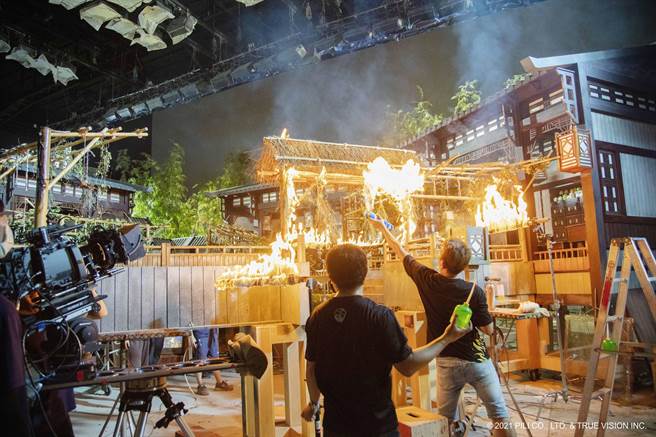 為呈現真實火燒的擾動感，劇組咬牙將百萬場景直接放火燒毀。（威視提供）
