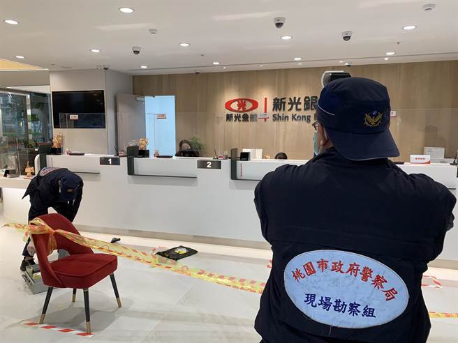 演練，桃園市中壢警分局分局與新光商業銀行青埔分行辦理演練，實施「攔截圍捕」實兵演練。（警方提供）