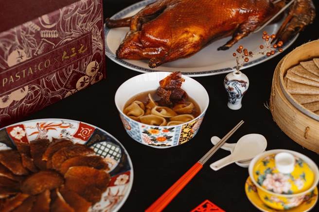 city’super主打「PASTA &amp; CO. X 大三元 烤鸭元宝汤饺」1280元，手工义大利麵结合米其林一星餐厅大三元经典脆皮烤鸭而成的元宝饺、澄清鸭汤、酥脆鸭皮，中西合璧。（city’super提供）