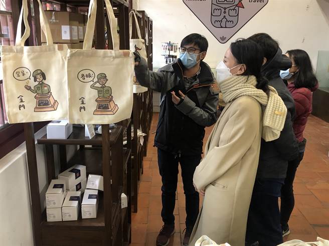 金门古蹟搭配文创，着名景点「清总兵署」文创小舖今天开张。（李金生摄）