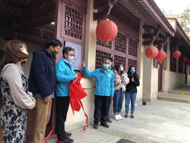 金门着名景点「清总兵署」文创小舖在1月11日的今天，选定上午11时11分开幕，期待融合金门元素的小商品，能替古蹟景点迎来更多寻宝的人潮。（李金生摄）