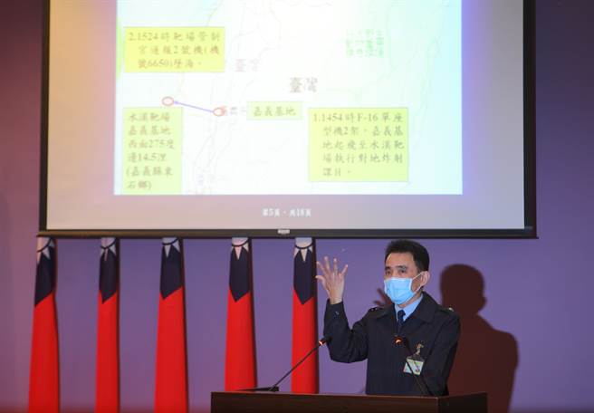 空军四联队1架机号「6650」的F-16V block20战机，11日在嘉义东石外进行对地炸射训练时坠海，空军司令部紧急召开记者会说明，空军督察长柳惠千（如图）表示，靶场飞行辅导室曾经试图呼叫、提醒飞官，但飞官无线电可能因mic压到，目前初步调查，无线电操作是无法发话、收话的情况。（张铠乙摄）