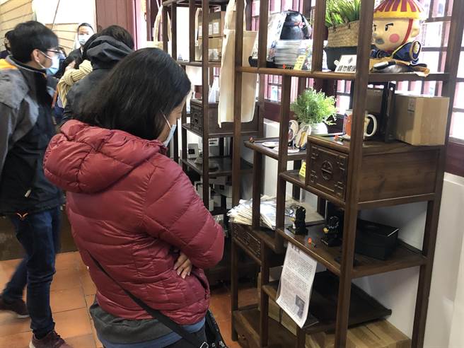 县府期待纪念商品为景点注入新活力，在春节年假拉出一波销售热潮。（李金生摄）