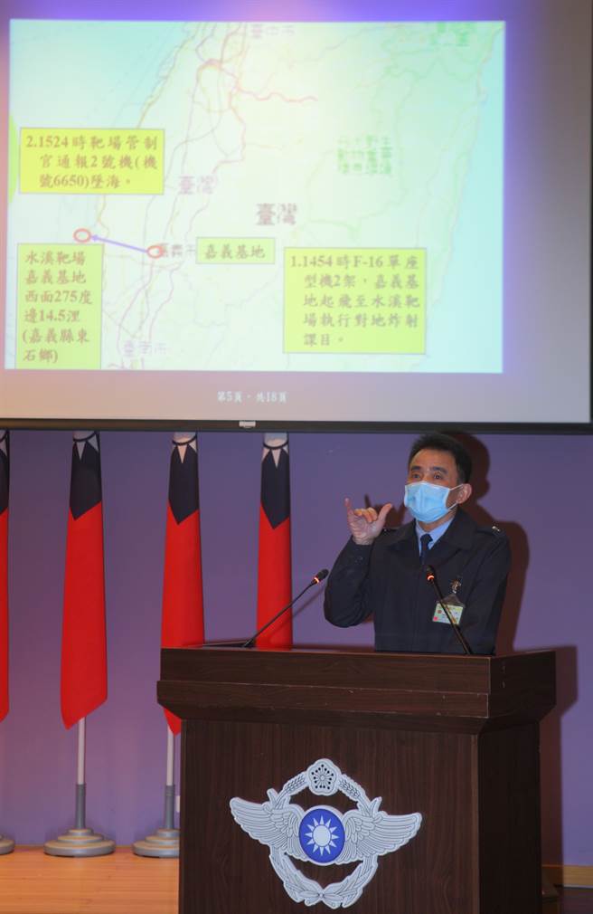 空军四联队1架机号「6650」的F-16V block20战机，11日在嘉义东石外进行对地炸射训练时坠海，空军司令部紧急召开记者会说明，空军督察长柳惠千（如图）表示，飞行员陈奕的双亲、女友及女友母亲稍早已抵达嘉义基地等候。（张铠乙摄）