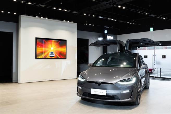 新款TESLA Model X预计2023年上市，昨日于内湖门市快闪亮相，展示车型为Model X Plaid车款，电池续航力达536公里。（TESLA提供）
