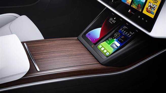 Model X前座双无线充电手机架。（TESLA提供）