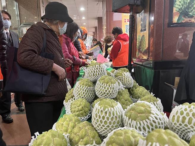 太麻里地区农会今在板桥农会活力广场举办释迦推广行销活动。（王扬杰摄）