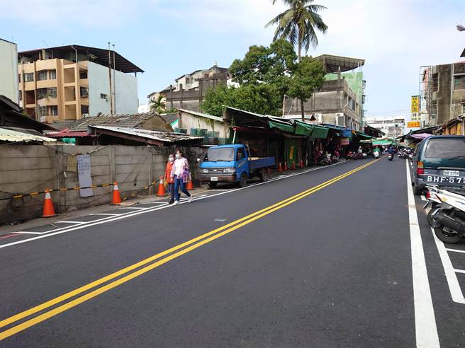 全长约一公里的员林市博爱路去年底柏油路面全部刨除重铺，近日重新绘制道路标线，并在道路两侧白线以外，画设汽、机车停车格，13日起正式实施路边停车收费。（谢琼云摄）