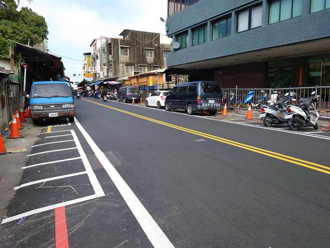全长约一公里的员林市博爱路去年底柏油路面全部刨除重铺，近日重新绘制道路标线，并在道路两侧白线以外，画设汽、机车停车格，13日起正式实施路边停车收费。（谢琼云摄）