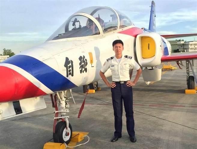嘉義空軍基地傳出一架F16V失聯，飛官為2016年官校畢業的陳奕。（取自空軍臉書）
