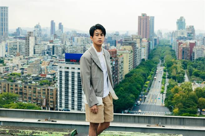 廖柏雅推出新歌〈LOVE IN TAIPEI〉。（华纳音乐提供）