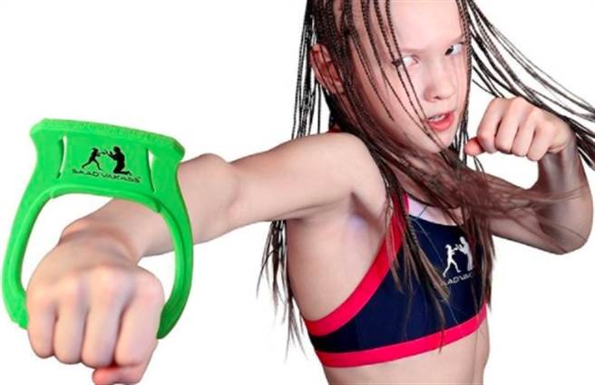 哈萨克「拳击女孩」女孩萨瓦卡索夫因一段1分钟内裸拳打破房门的影片爆红。（图／截取自IG@saadvakass）