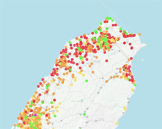 粉专「台湾颱风论坛｜天气特急」发文指出，强烈北风把中国的污染物扫下来了，北台湾首当其衝。（图／翻摄脸书粉专「台湾颱风论坛｜天气特急」）