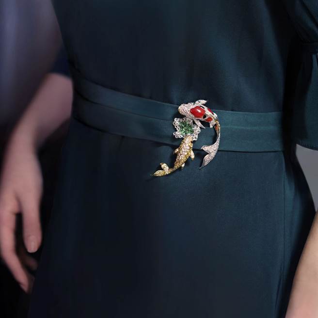 藝術珠寶JHENG JEWELLERY錦鯉系列胸針，可佩戴在胸前，也可繫在腰際。（JHENG JEWELLERY提供）