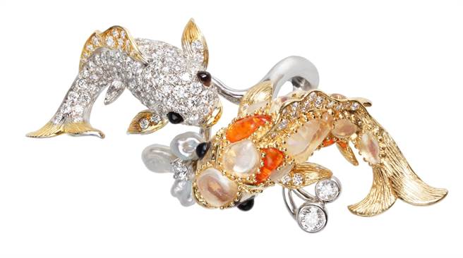 JHENG JEWELLERY天然蛋白石巴洛克珍珠雙錦鯉戒指，60萬7200元。（JHENG JEWELLERY提供）