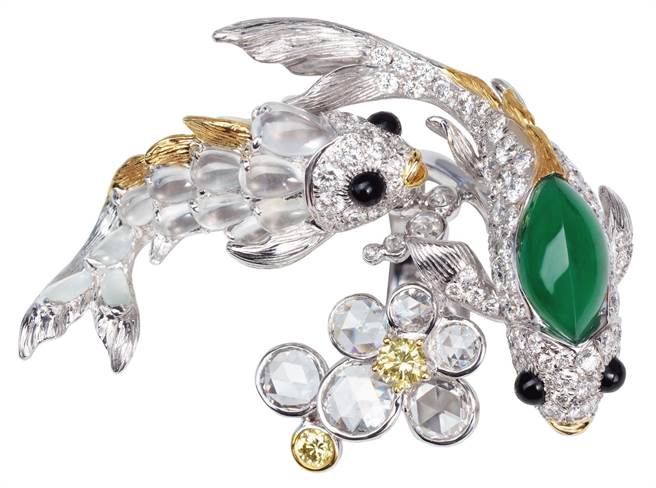 JHENG JEWELLERY天然翡翠黃鑽石錦鯉戒指，80萬3000元。（JHENG JEWELLERY提供）