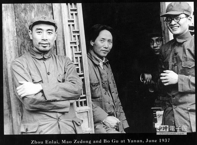 由左至右：周恩来、毛泽东（本报资料照片）