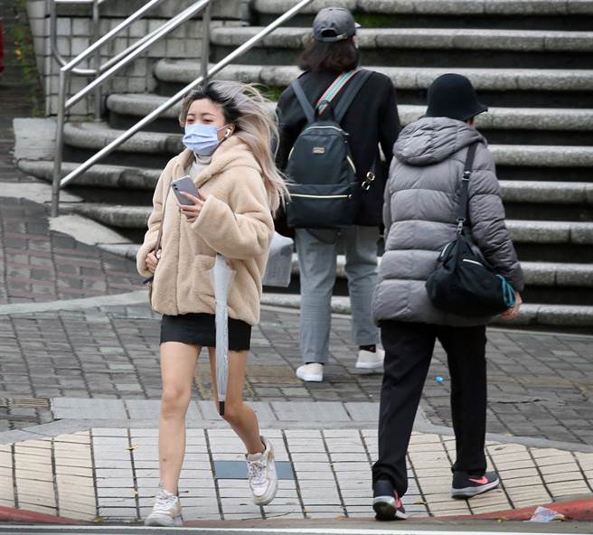 中央气象局针对台南以北、宜兰、花莲等17县市发布低温特报，北北基5县市冷到爆，10度以下范围扩大。(范扬光摄)