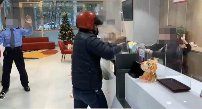 中坜警分局11日防抢演练过程逼真，甚至弄碎银行柜台防疫压克力隔板。(杨宗灏翻摄)