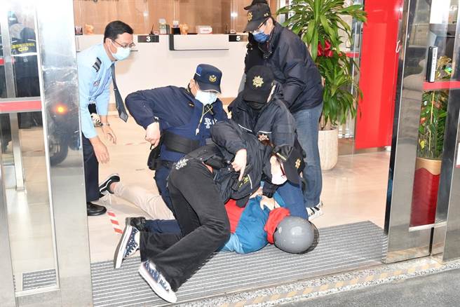 不知情民眾直到警方制伏抢匪，才知道是中坜警分局与银行合办防抢演练。(杨宗灏翻摄)