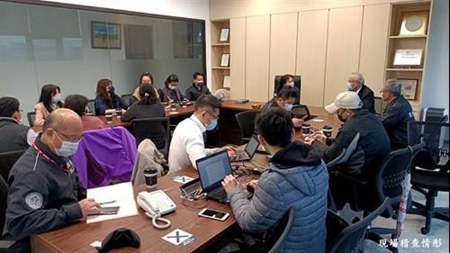 法务部常务次长张斗辉11日首度带领跨部会「物价联合稽查小组」稽查知名连锁早餐业者(法务部提供)