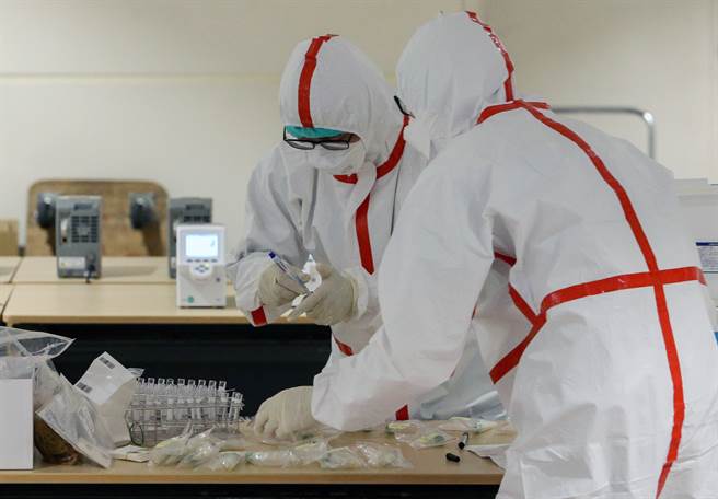 土耳其航空TK-24航班下午5時許抵台，共有14人確診。圖為醫檢人員準備檢測檢體。（陳麒全攝）