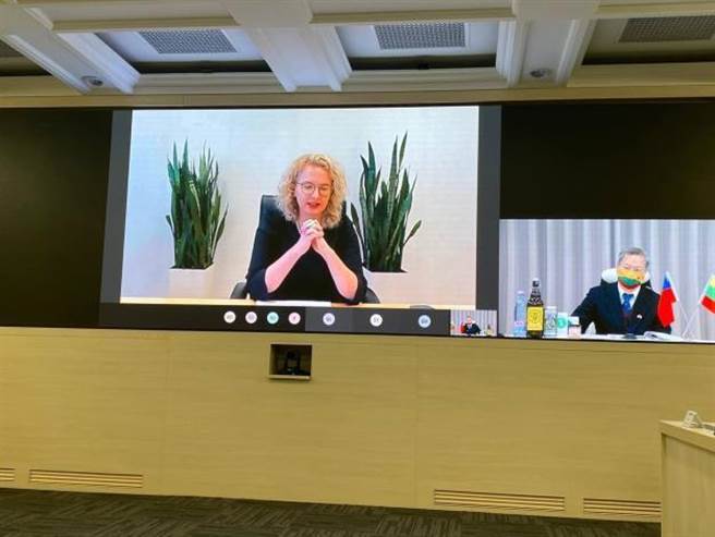 国发会主委龚明鑫与立陶宛经创部部长雅莫内特今天举行双部长视讯会谈。(外交部提供)