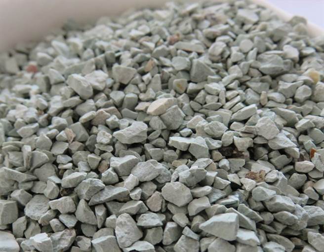 沸石是猫砂的主成分之一，除了解决猫儿的嗯嗯问题，也可以解决环境的甲烷问题(图/shutterstock)