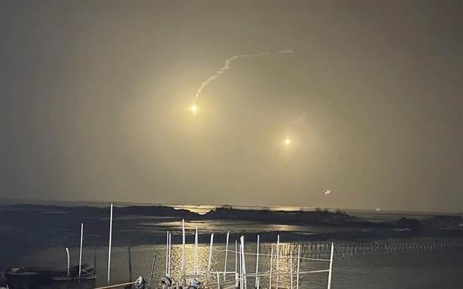 抢救F-16V失联飞官陈奕行动持续进行中，晚间更出动运输机投掷照明弹、海军水下作业全力漏夜搜索中。（嘉义市消防局提供∕吕妍庭嘉义传真）