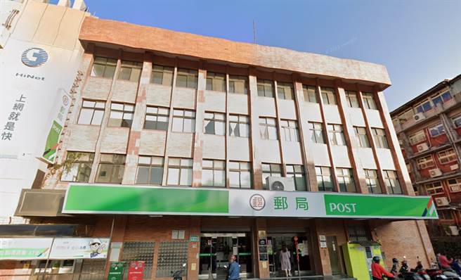 北投明德邮局传出有确诊者足迹，官方紧急宣布停业1天，进行消毒。(图／Google街景)