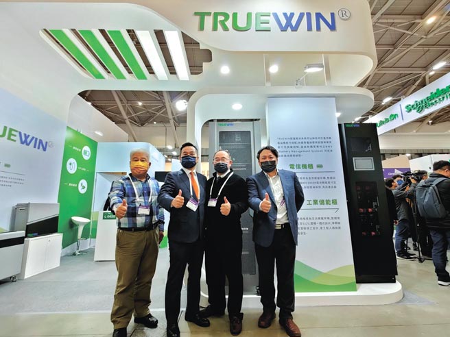 儲盈科技的磷酸鋰鐵電池在半導體UPS應用成績斐然；圖為儲盈技術長謝芳吉博士（左起）、董事李建興、董事長李衍飛博士、銷售副總康裾昆於SEMICON Taiwan 2021展場攤位合影。圖／業者提供