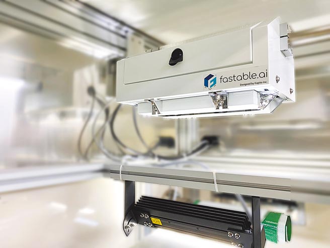 从纺织布品的经验，开发到电子材料的涂胶用布，开必拓累积许多垂直领域AI服务的经验；图为铝箔检查机。图／开必拓提供