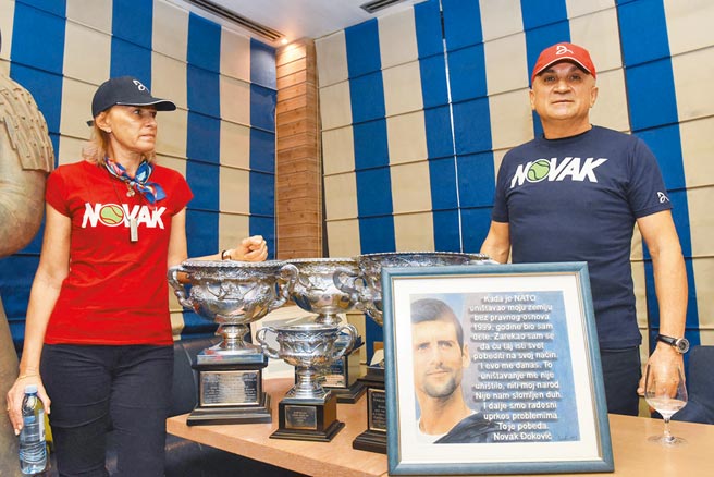 澳洲法院10日推翻政府取消球王乔柯维奇签证的决定，但乔帅能否打澳网还有变数。图为乔帅的父母6日在塞尔维亚首都贝尔格勒召开记者会，为儿子声援。（路透）